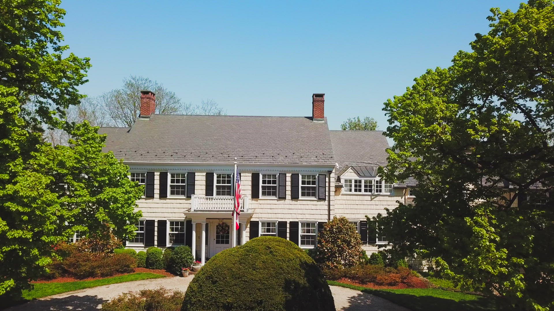Beautiful Dolly Shot of a Luxury Home in Long Island