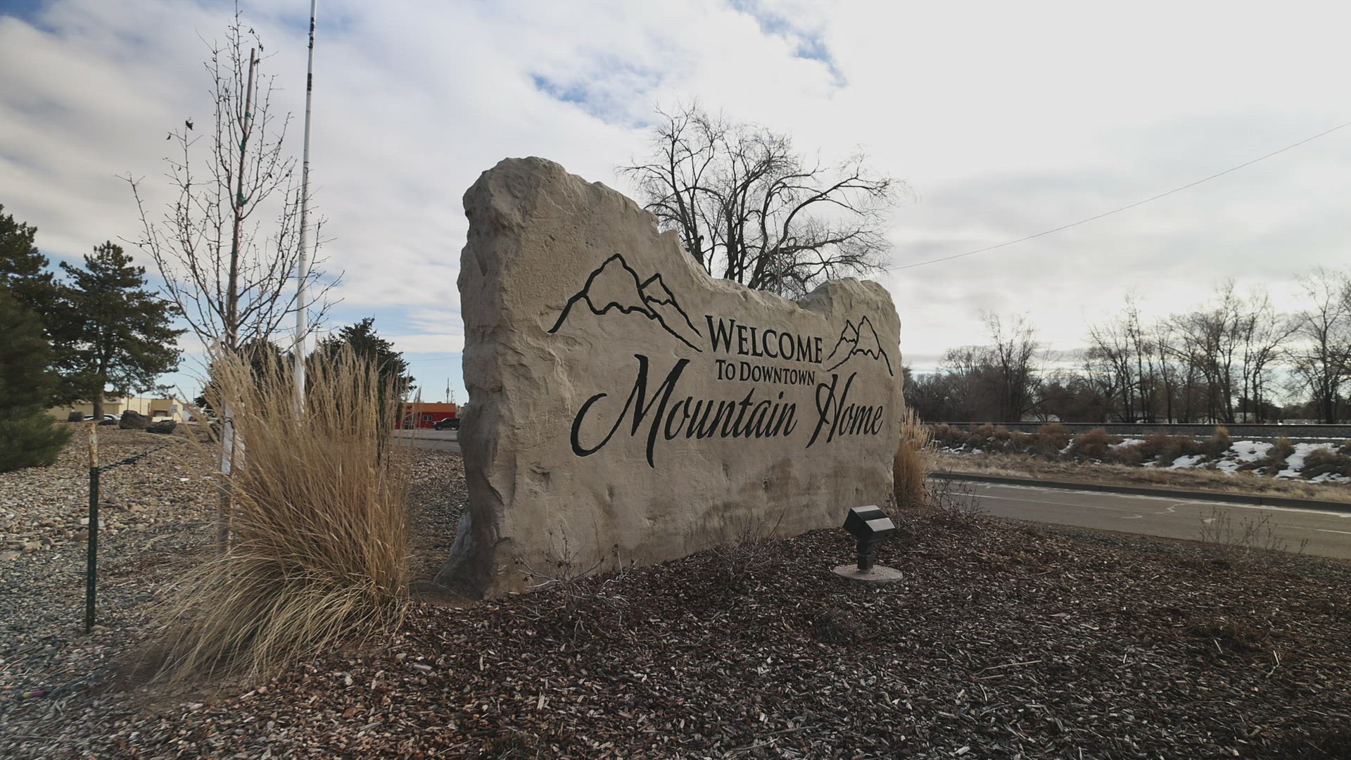 Moving in to the Welcome to Downtown Mountain Home sign