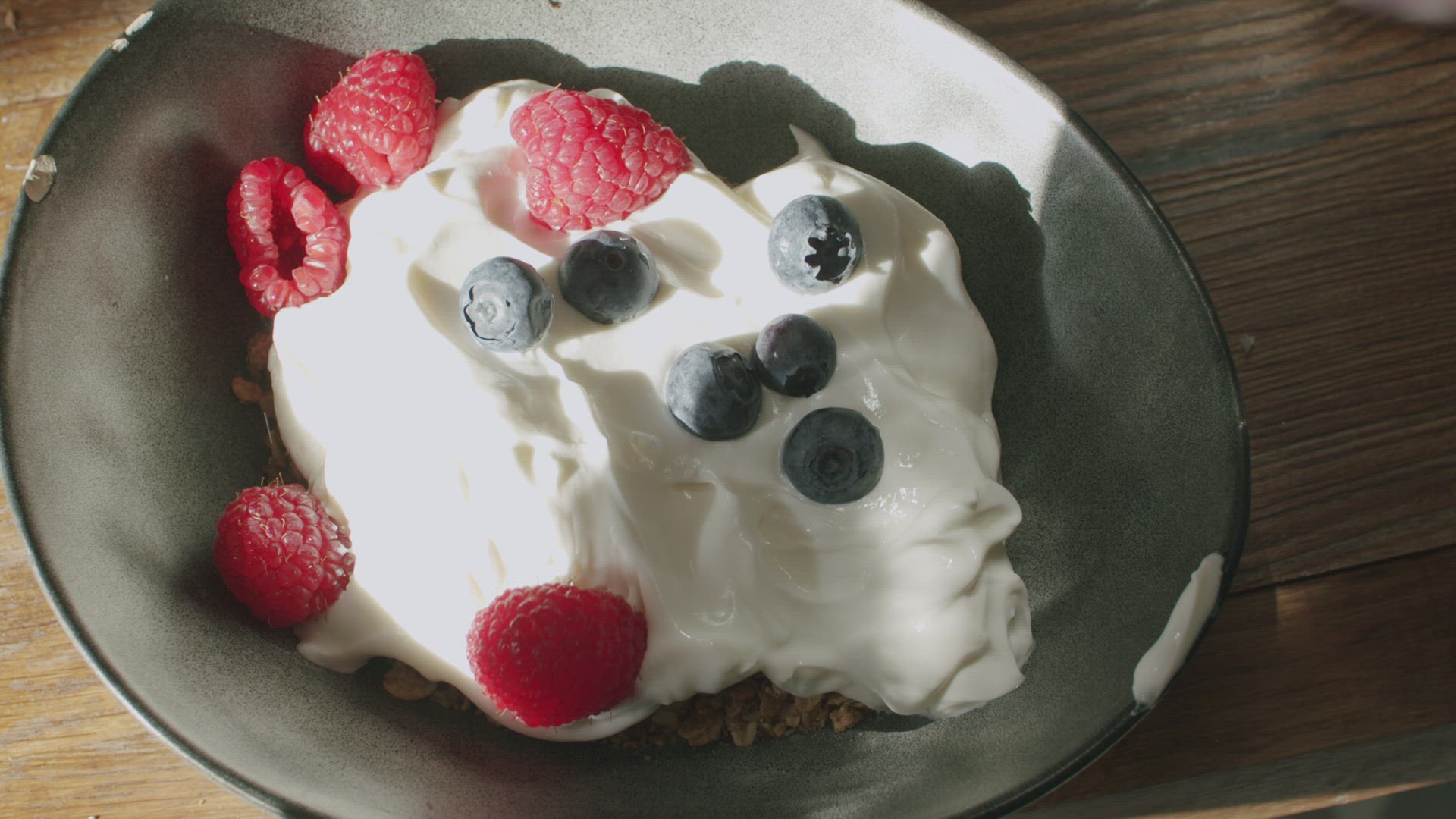 Healthy breakfast with granola, yoghurt and fresh berries