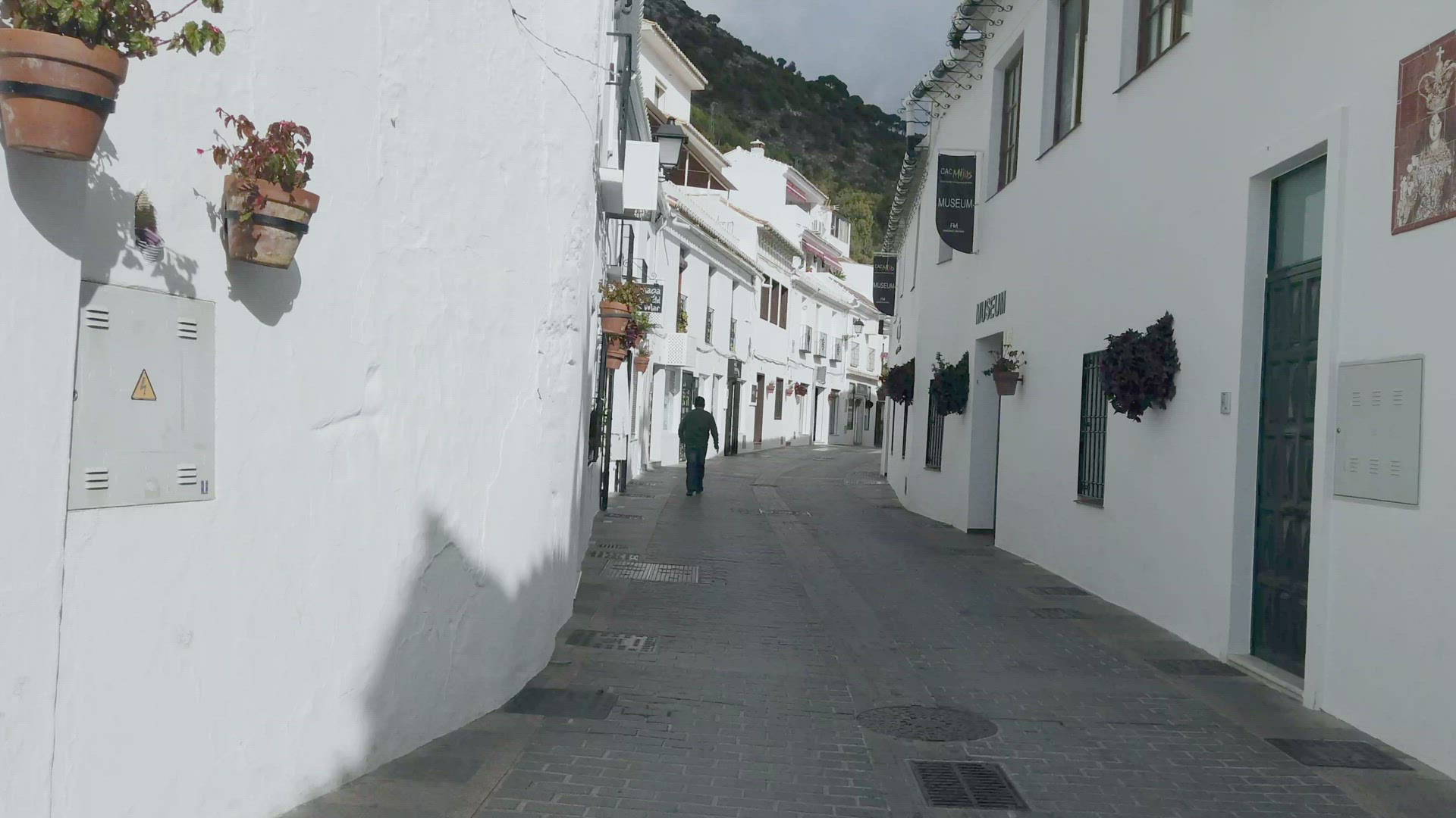 Narrow alley with whitewashed houses, Mijas, Andalusia, Spain