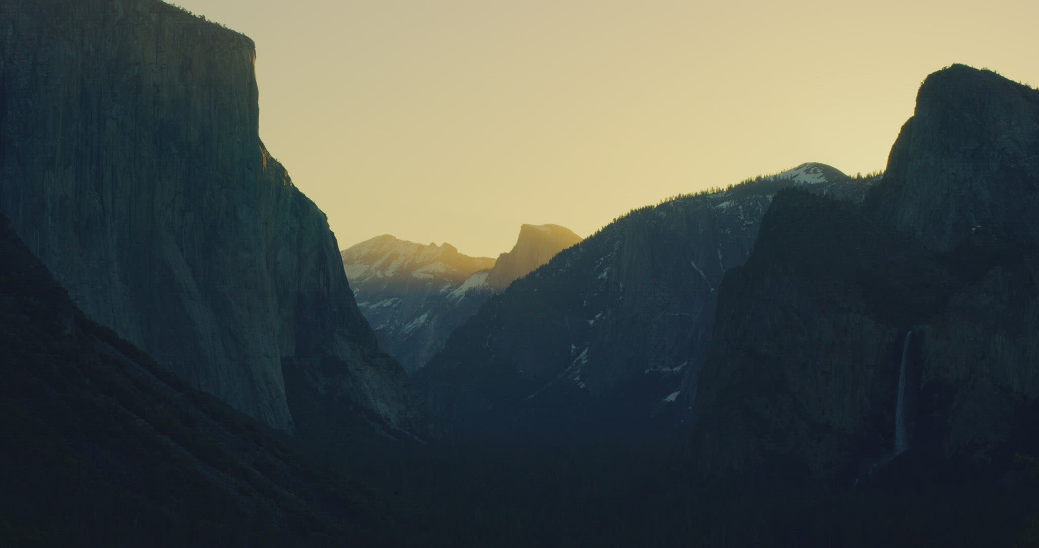 Static shot of sunrise in Yosemite Valley