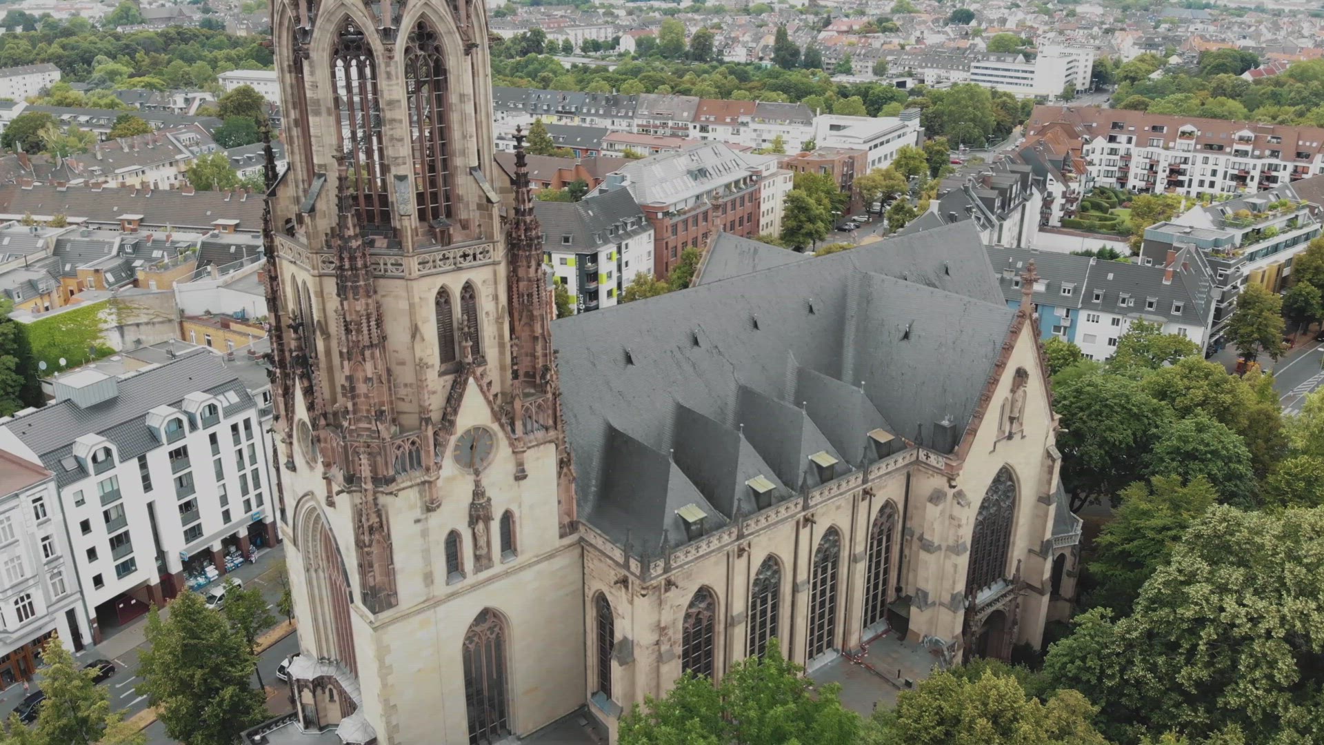 4k footage of a drone panning out to reveal the surrounding area around the Great Saint Martin Churc