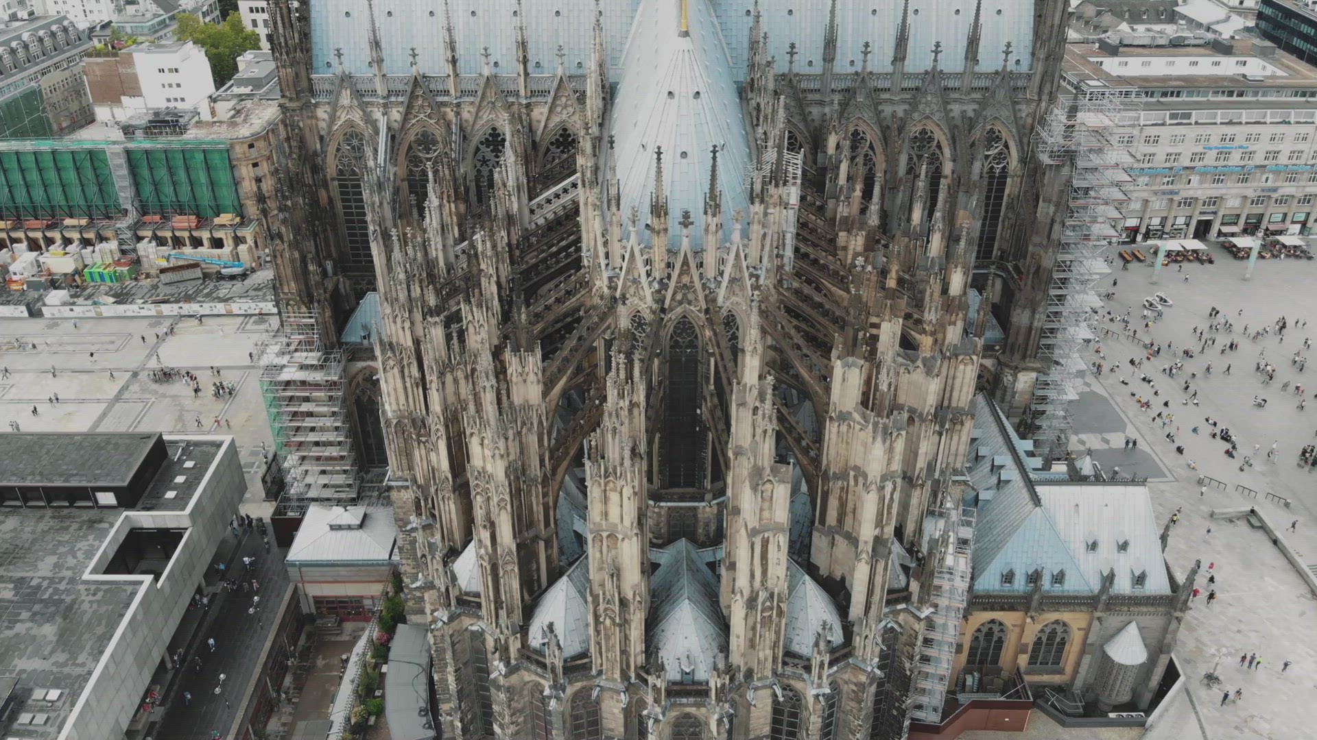 Drone footage of the German landmark, the famous Cologne Cathedral, and surrounding city.	
