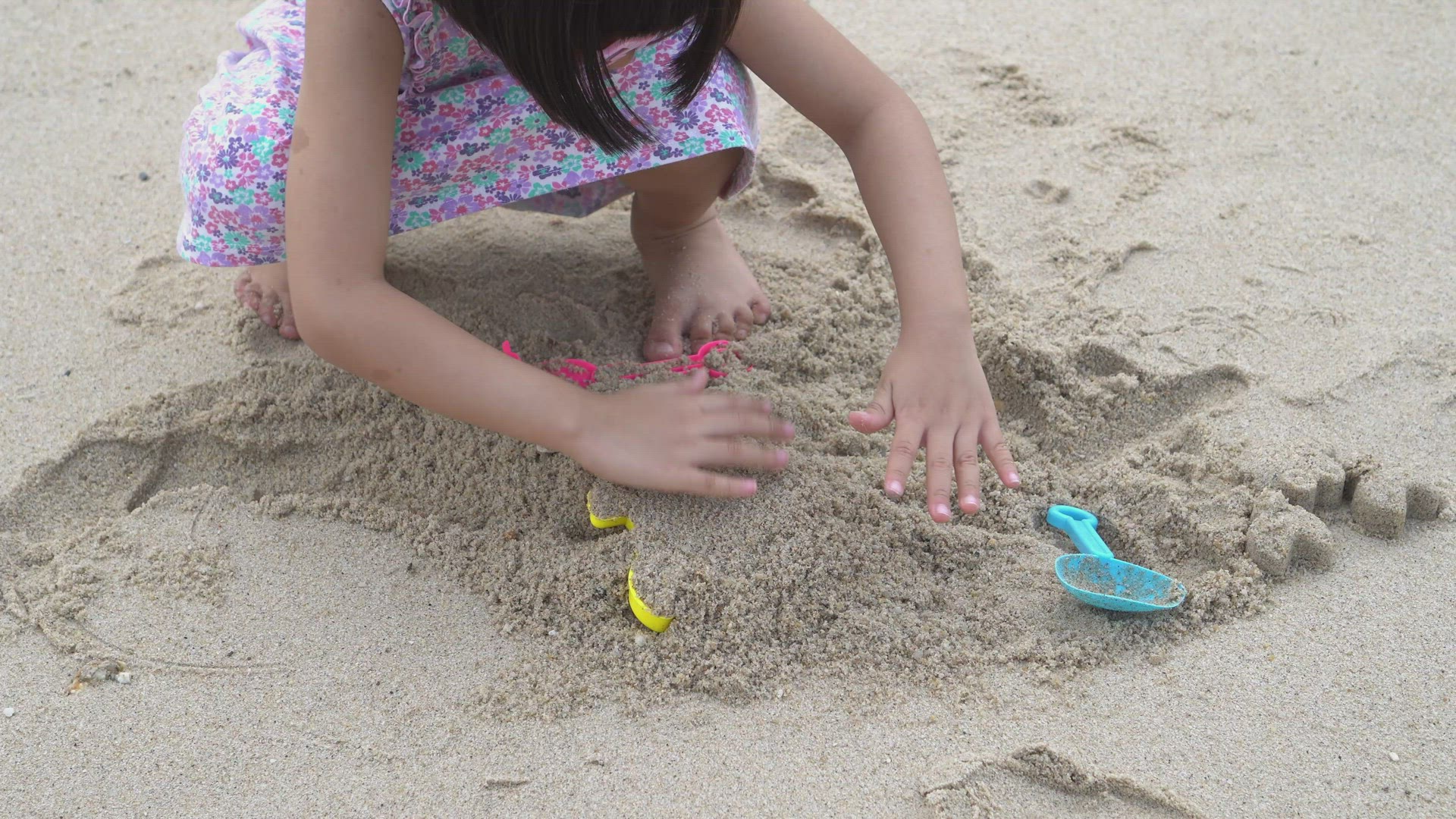 Close up the hand of little girl with sunglasses