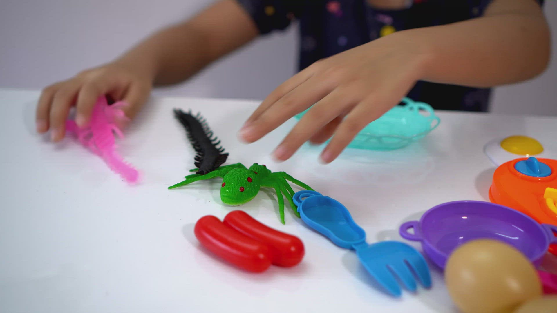 Close up the hand of little girl prepare centipede and spider food