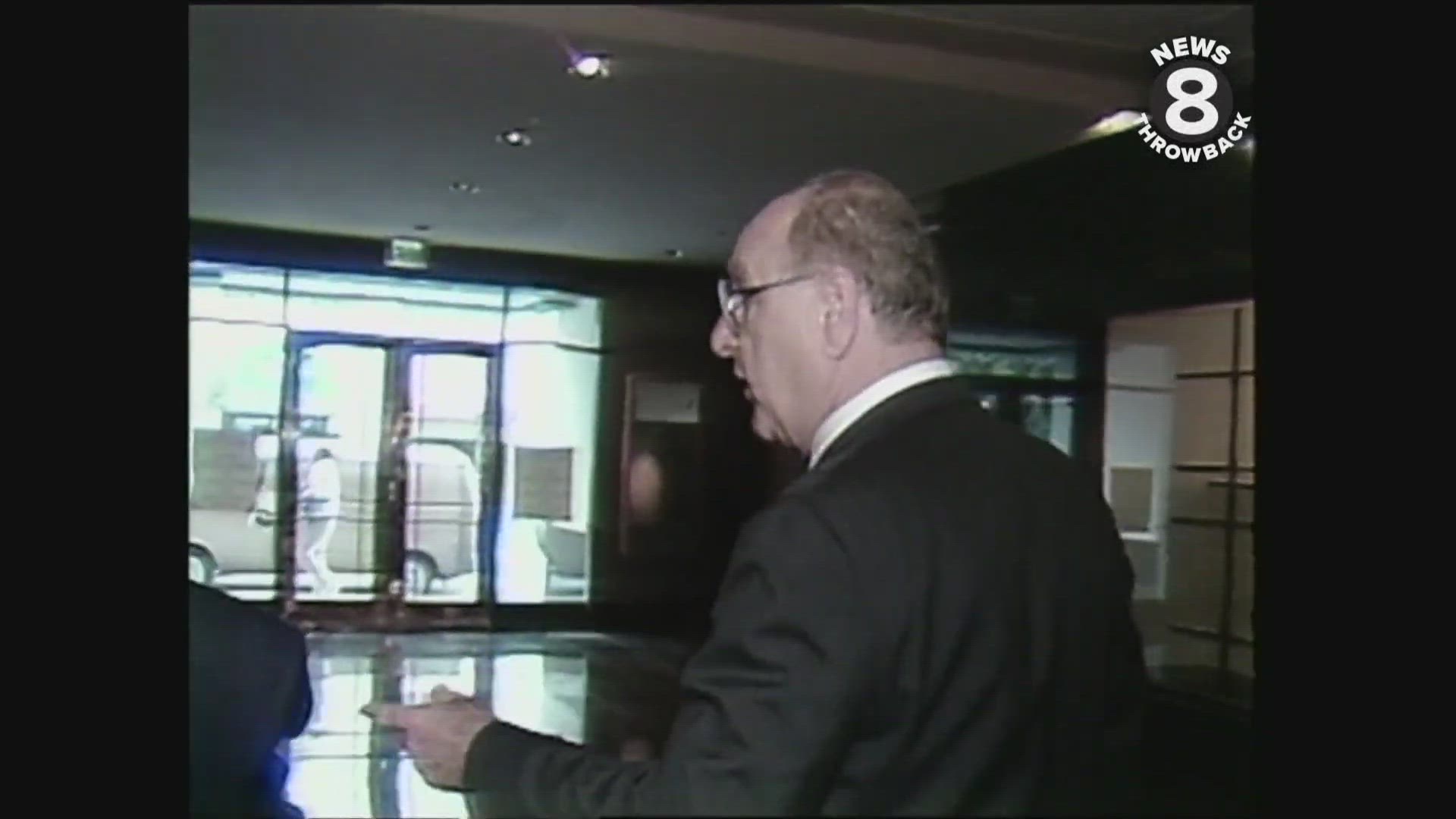 Paladion Shopping Center opens in San Diego in 1992