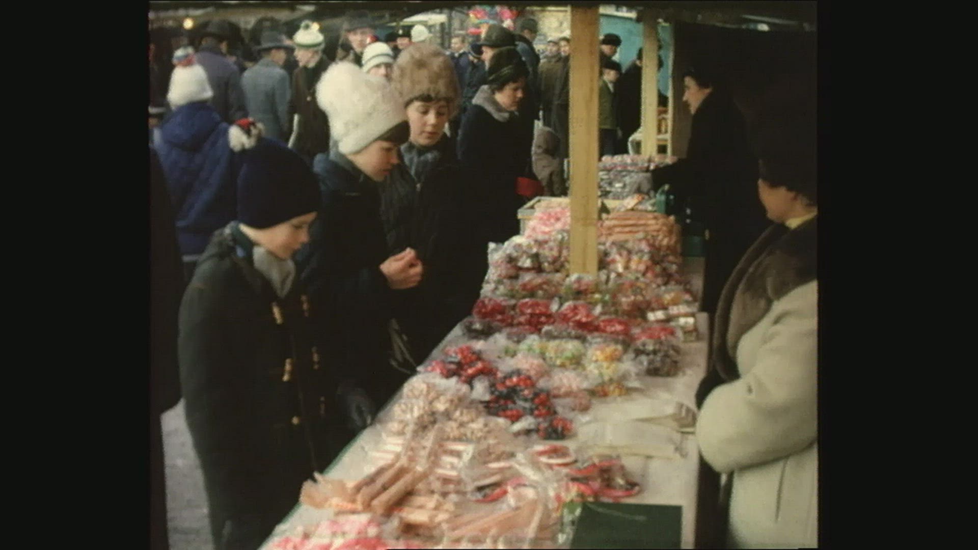 1960´s - people selling flowers at outdoor street markets - paying with money