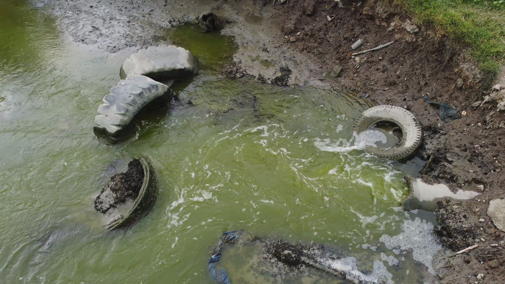 Tire is dump at sanitary river