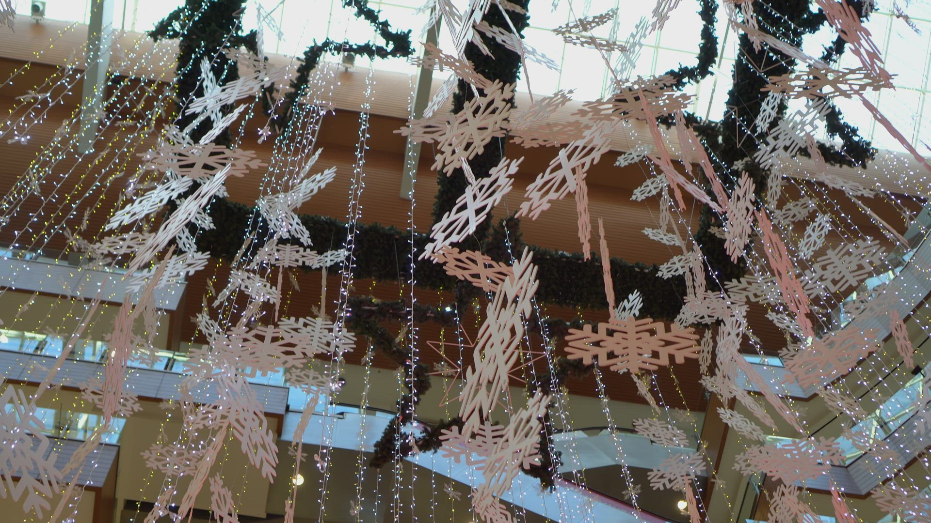 Tilt down the white snowflakes decoration hanging