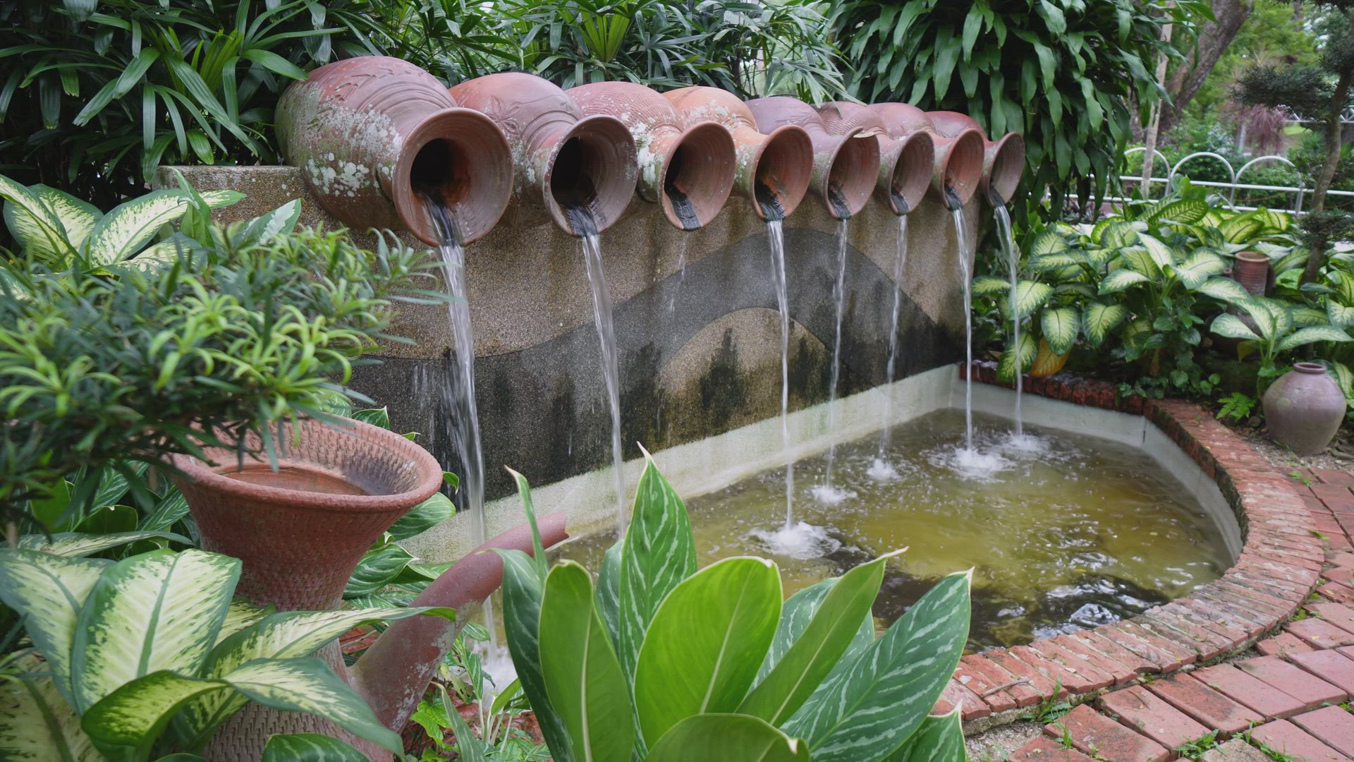 Flower flow from the pot decoration fountain