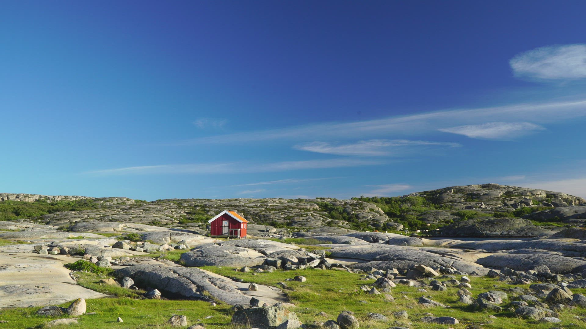 small red house - sparse coastal landscape with cliffs in Bohuslän