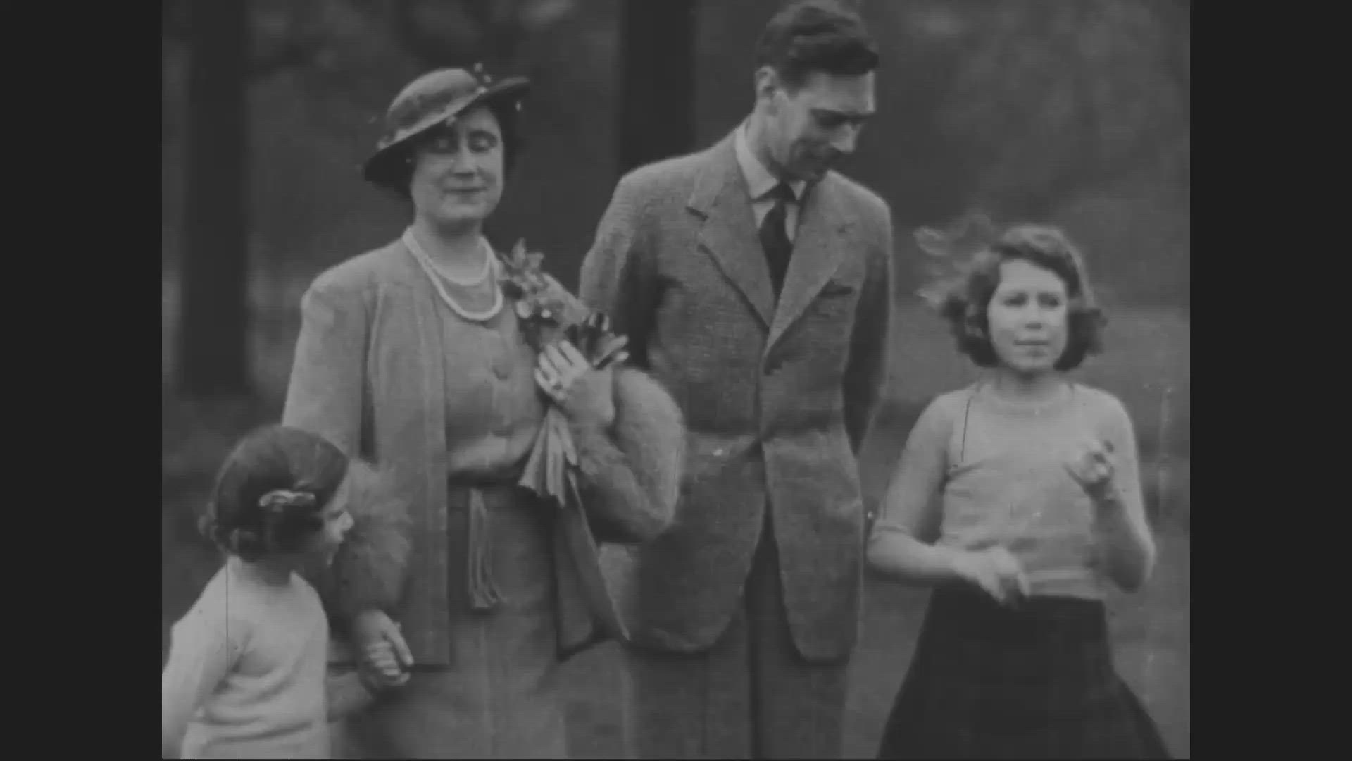 King George VI with family / Queen Consort visits site of bombing