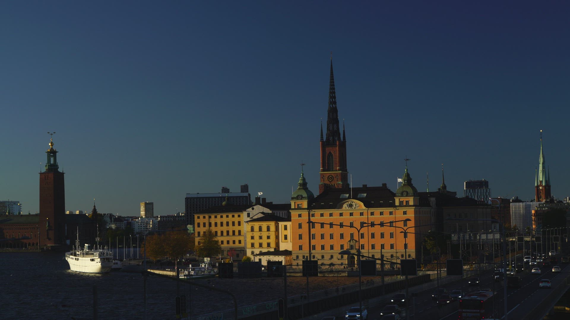 view Riddarholmen - golden hour - skyline - traffic - cars passing
