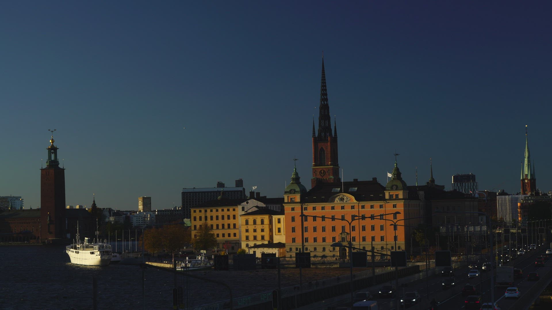 view Riddarholmen - golden hour - skyline - traffic - cars passing