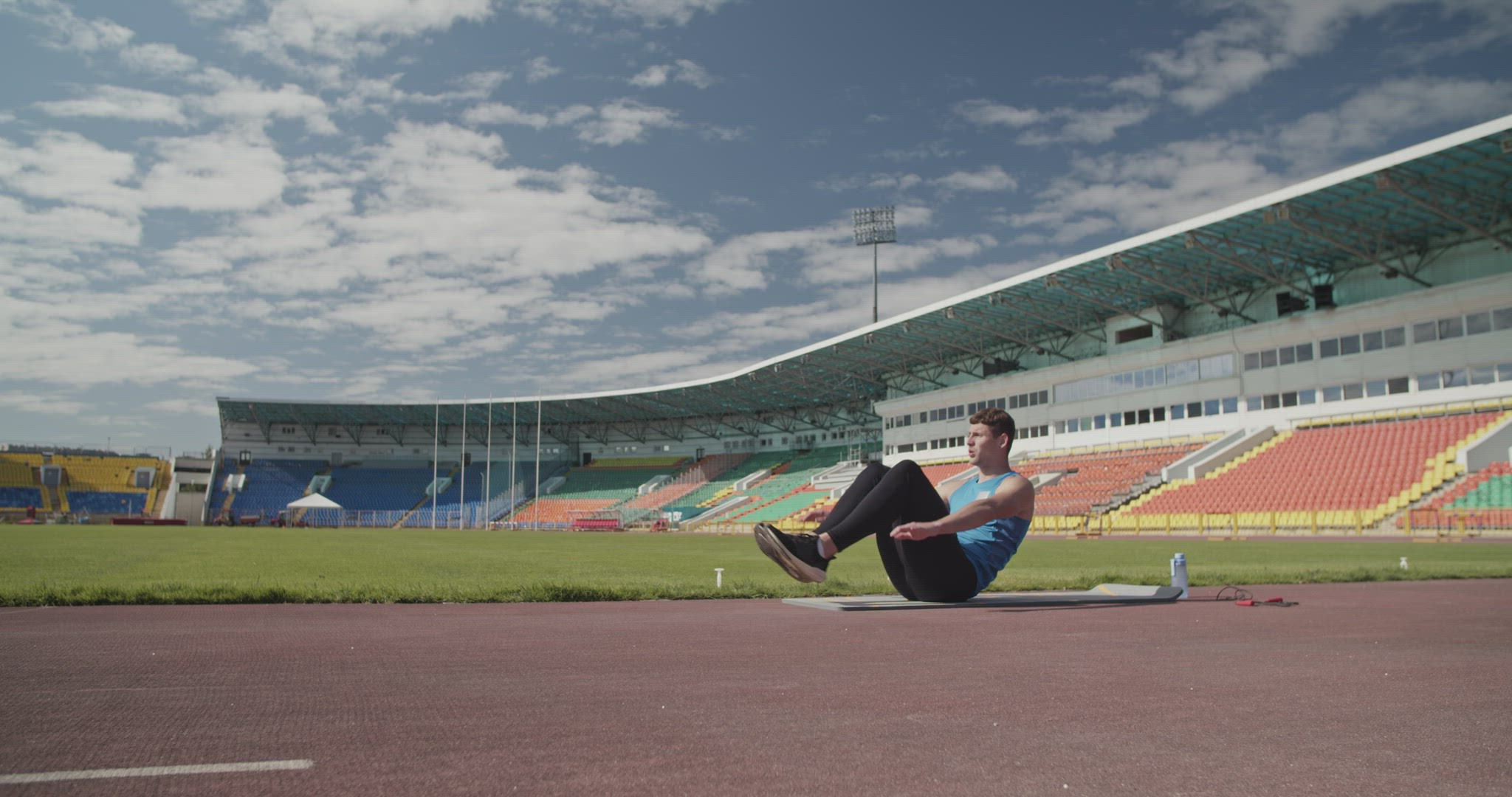Sportsman doing knee to chest crunches