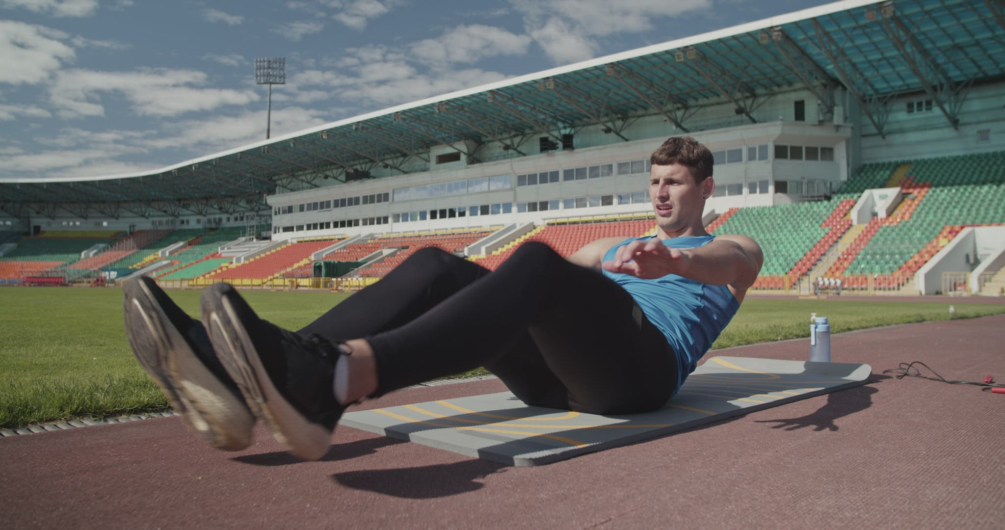 Sportsman doing knee to chest crunches