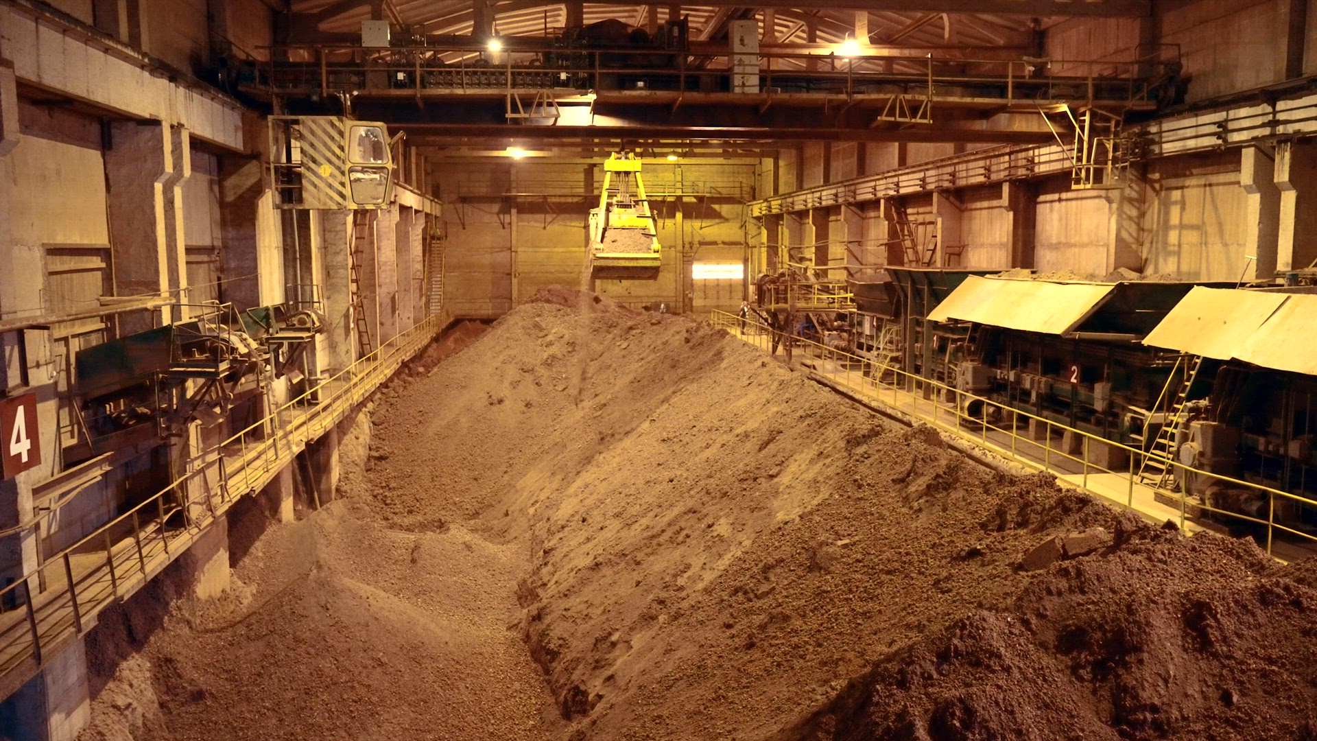 Clamshell bucket digging for clay and emptying
