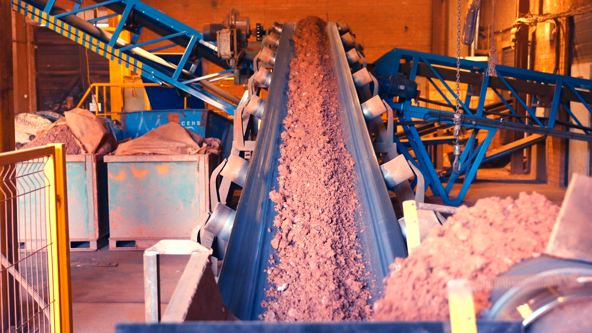 Clay stones on conveyor belt