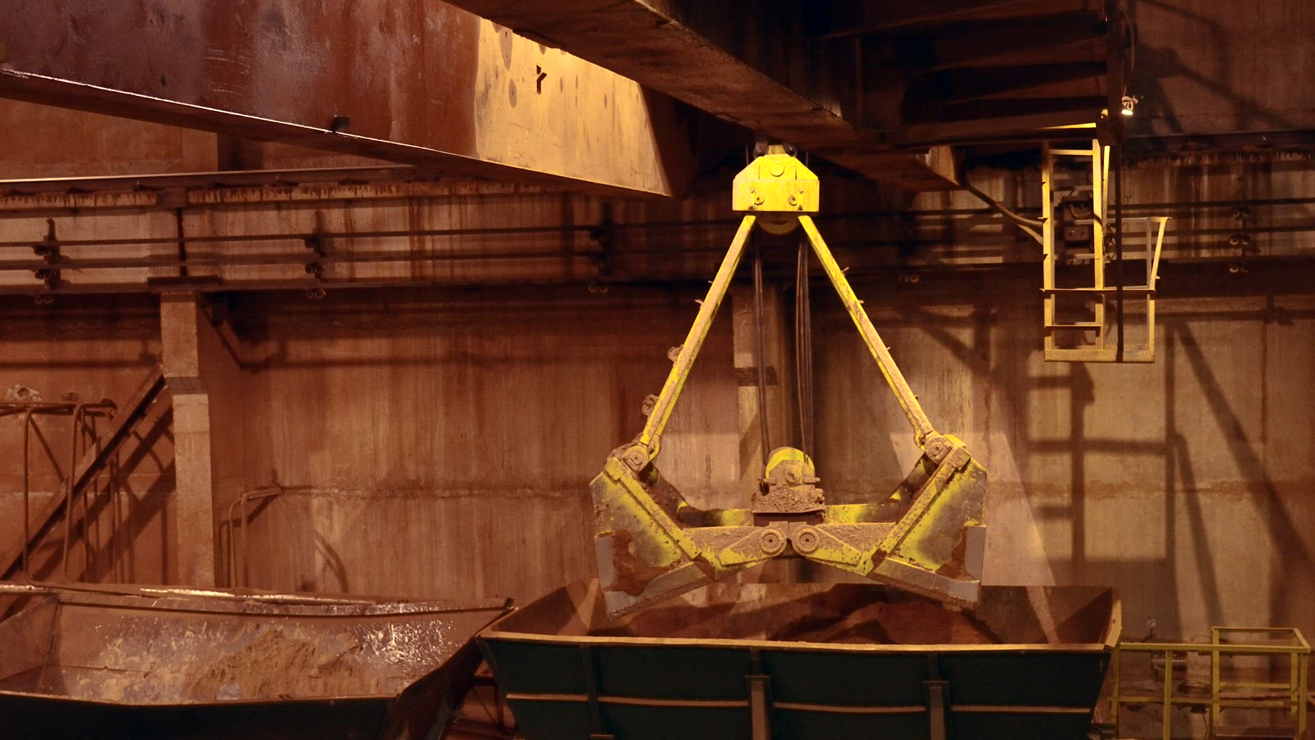 Clamshell bucket offloading clay