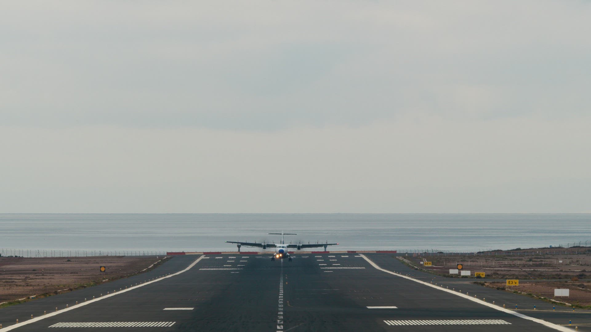 Airplane flies to the airport