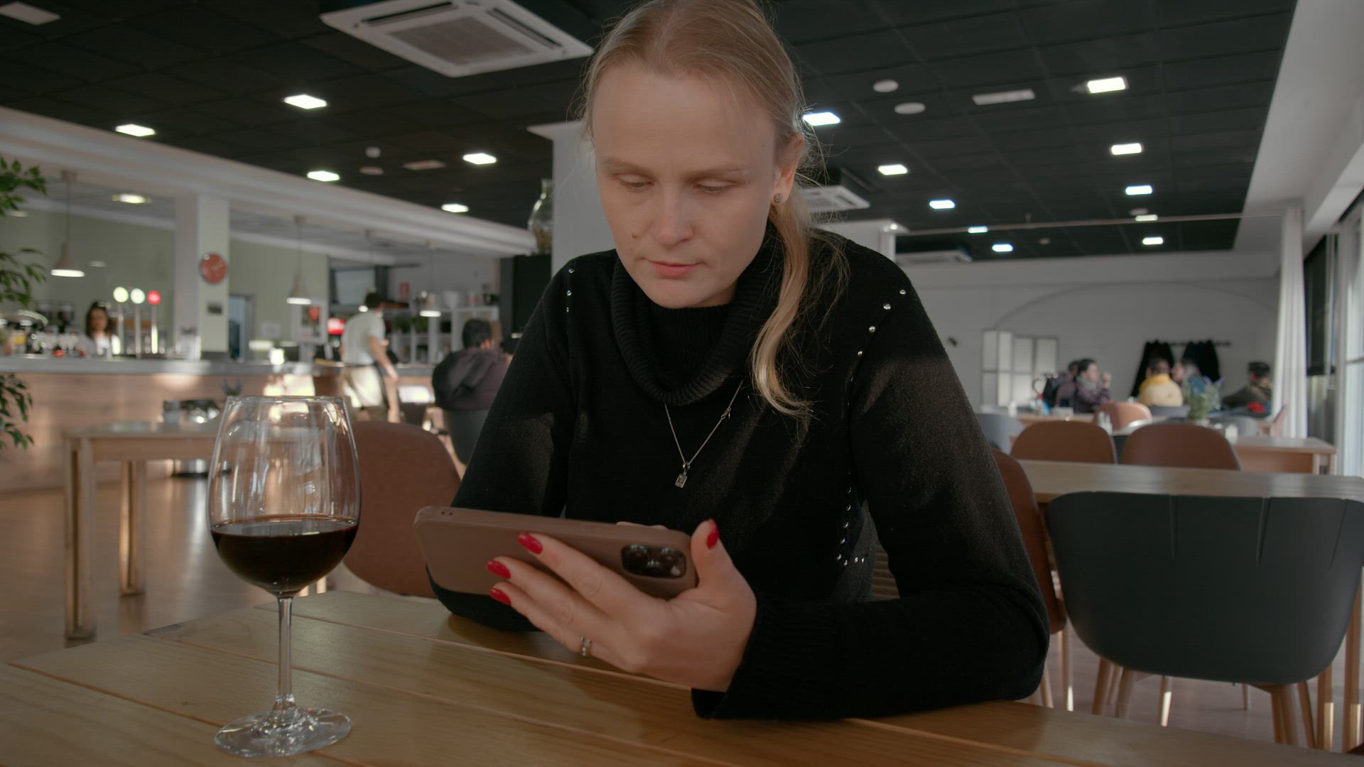 Girl with a phone in a cafe