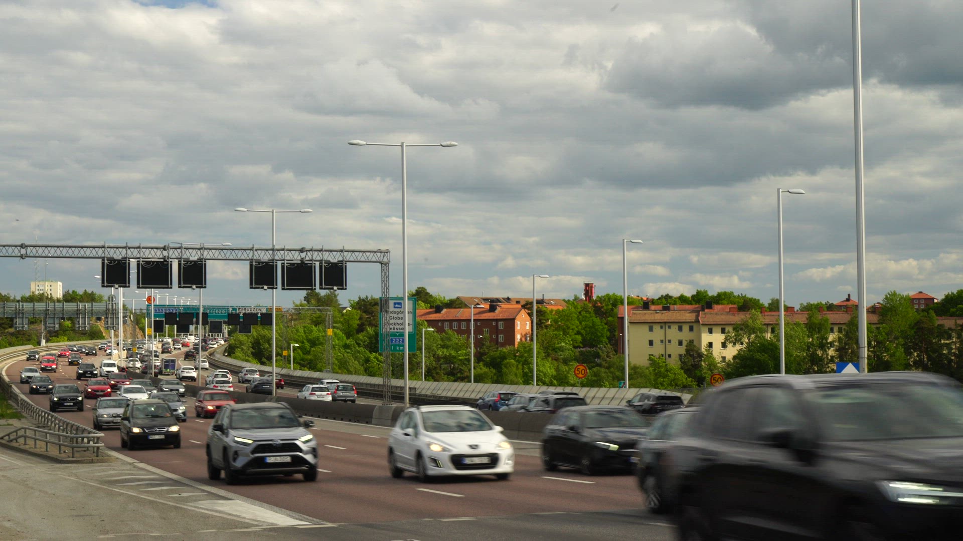 traffic on essingeleden in stockholm
