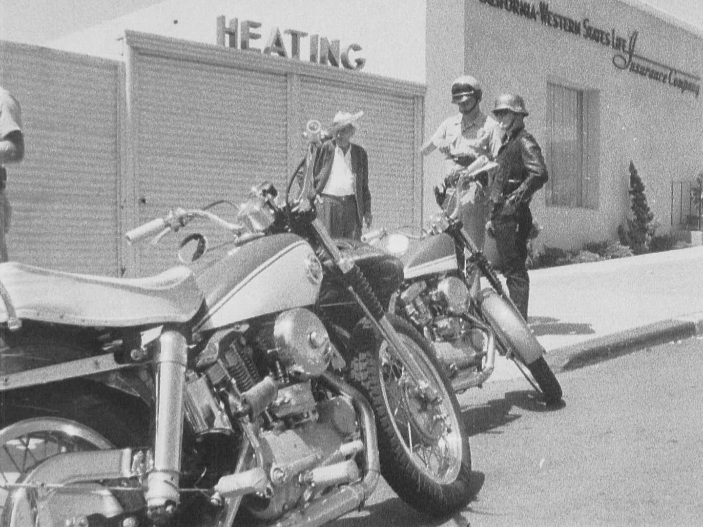 Hells Angels  speaking with motorcycle police (San Diego 1965)