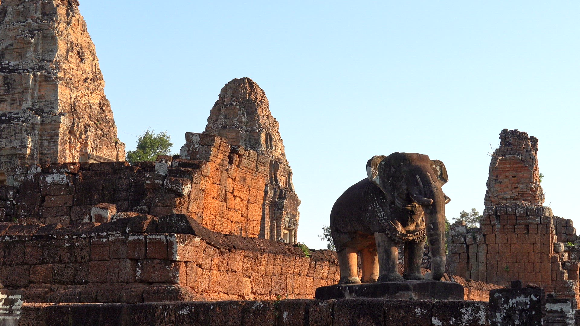 Stone carving of an elephant at Ta Som