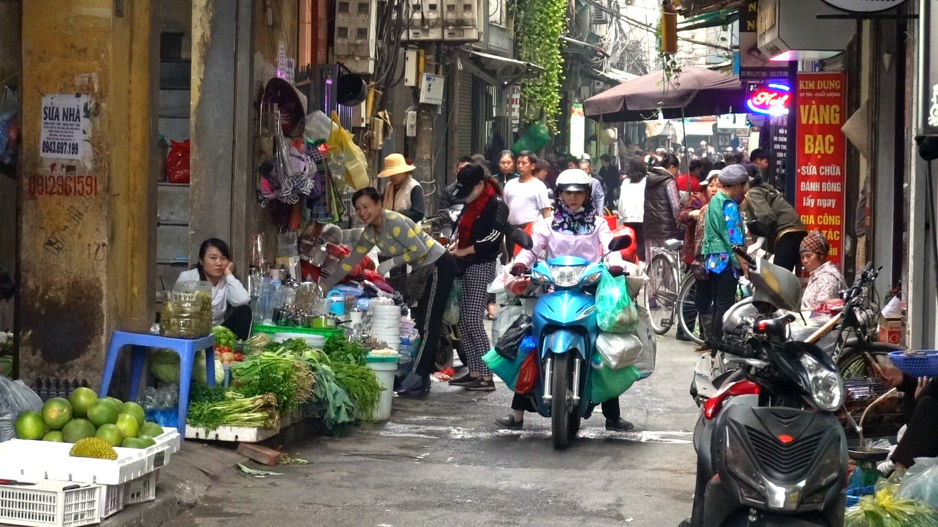 Crowded open air market in Hanoi