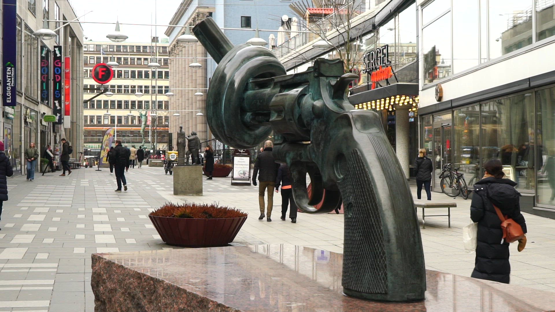 non violence sculpture - Sergelgatan Stockholm.mp4