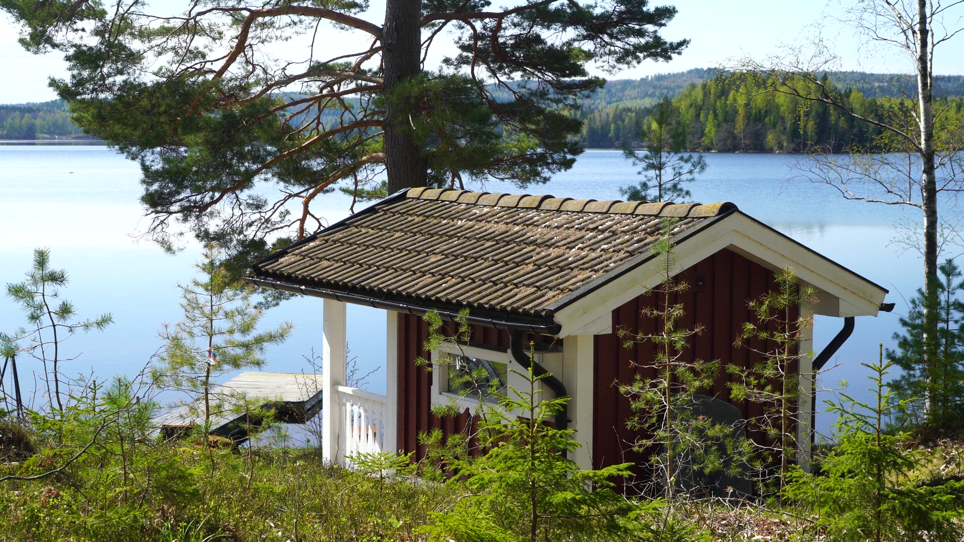 guest cabin close to lake - red and white.MP4