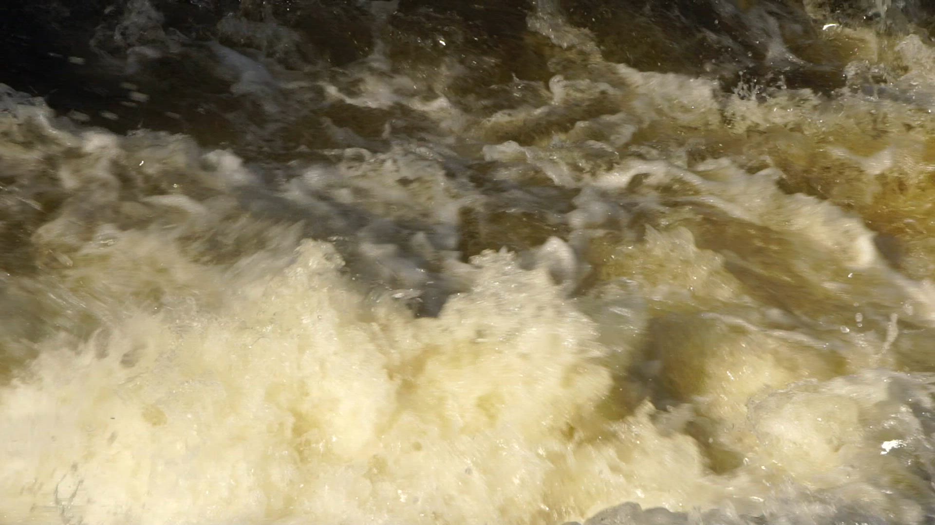 foaming splashing water - 3.mp4