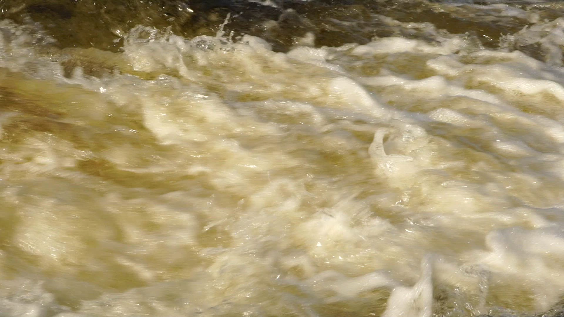 foaming splashing water - 4.mp4