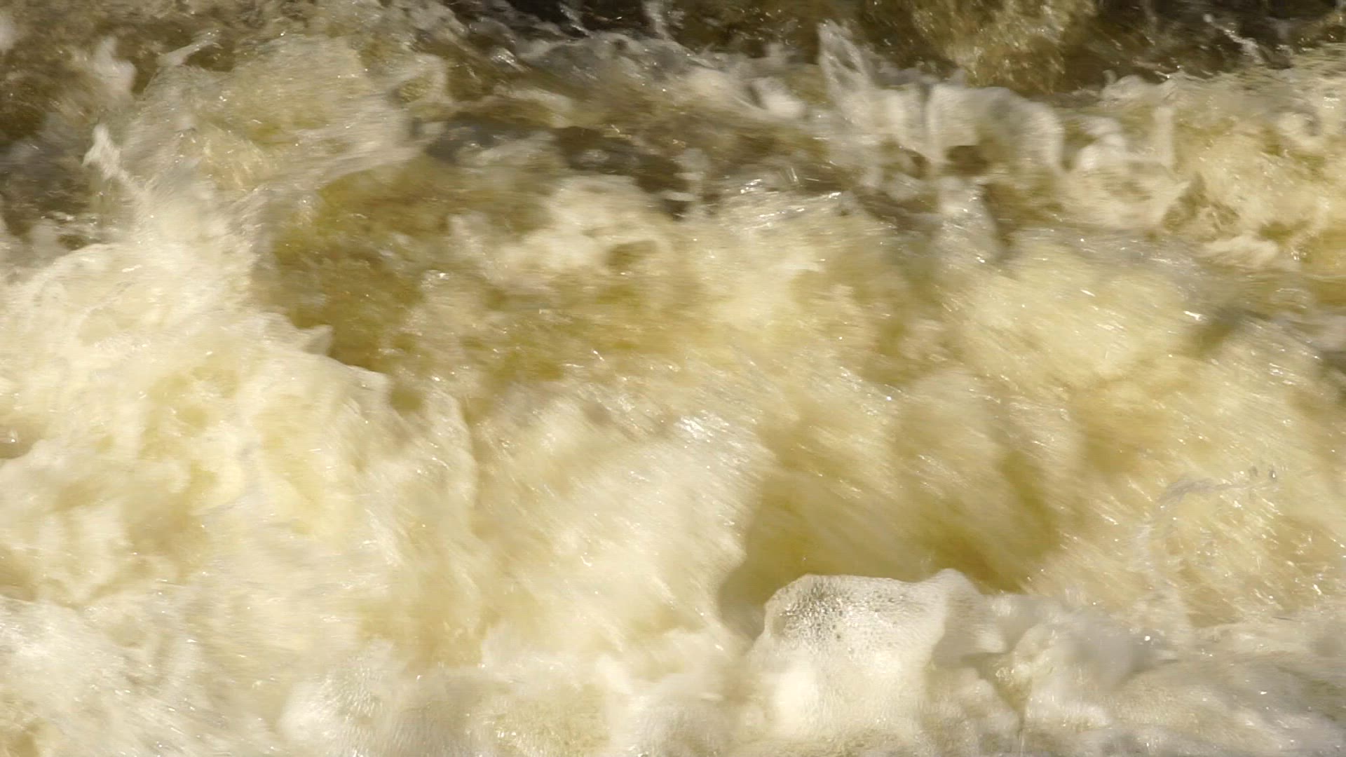 foaming splashing water - 1.mp4