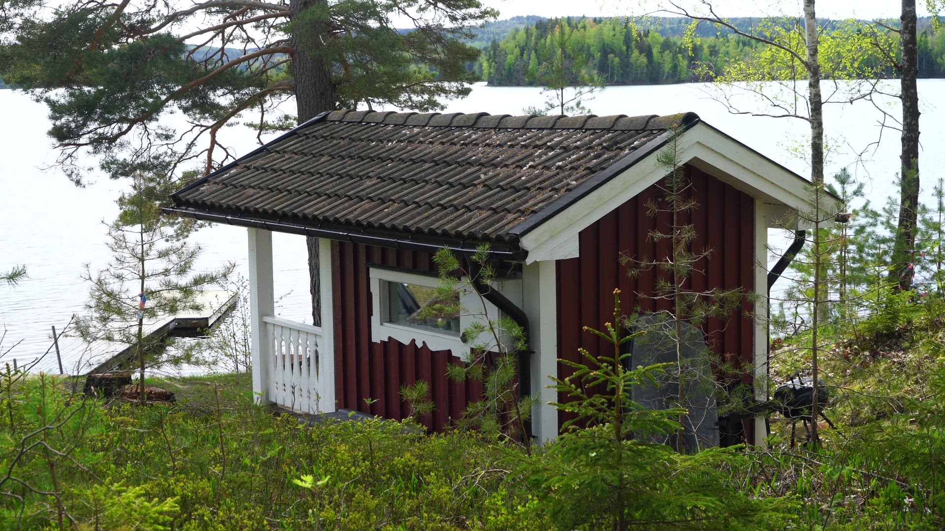 guest cabin close to lake - red and white - 2.MP4