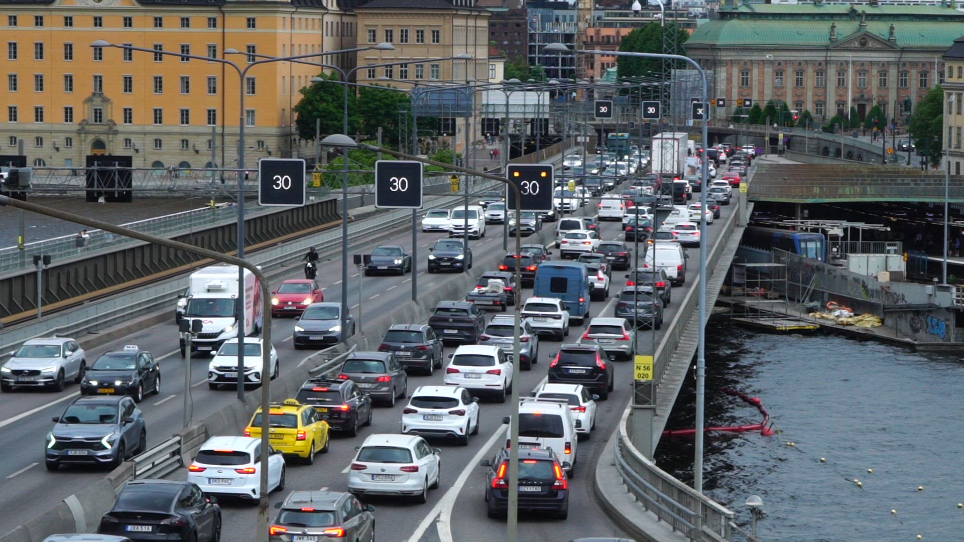 rush hour traffic - stockholm - slomo.mp4