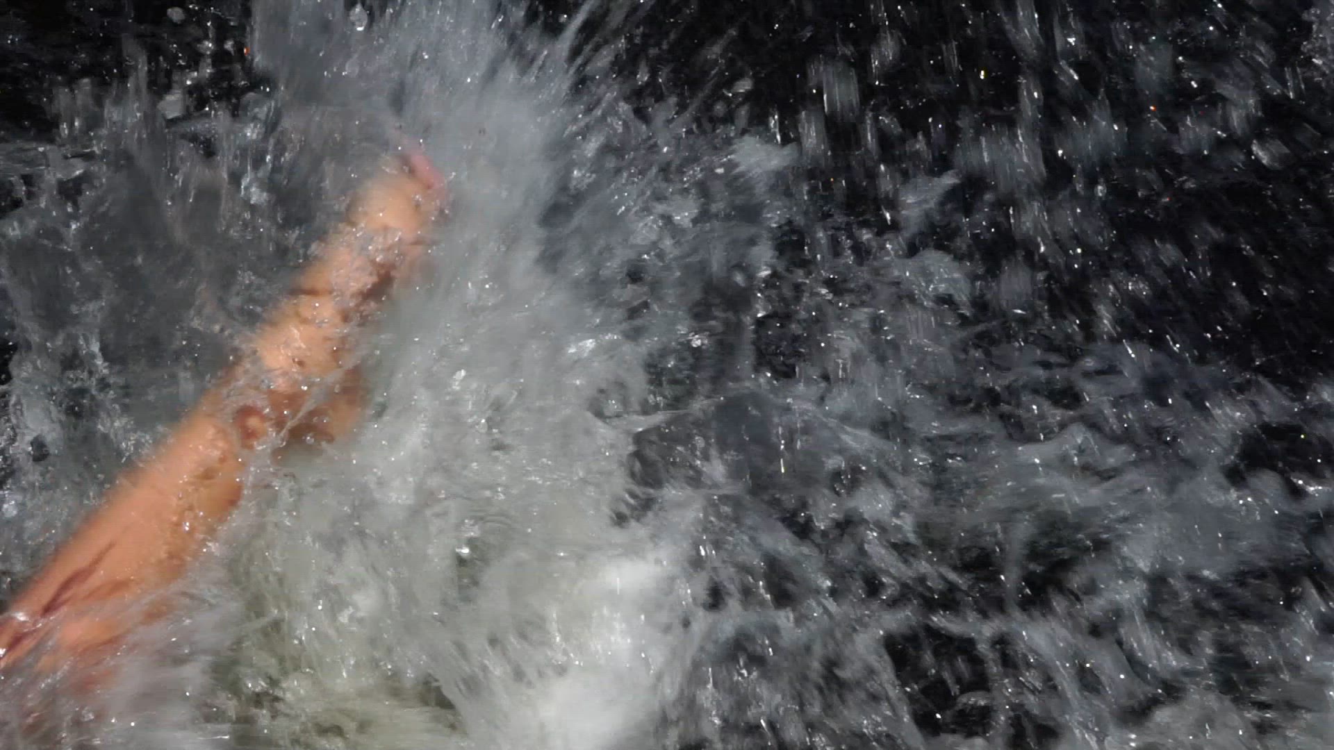 splash in water - slomo - 1.mp4