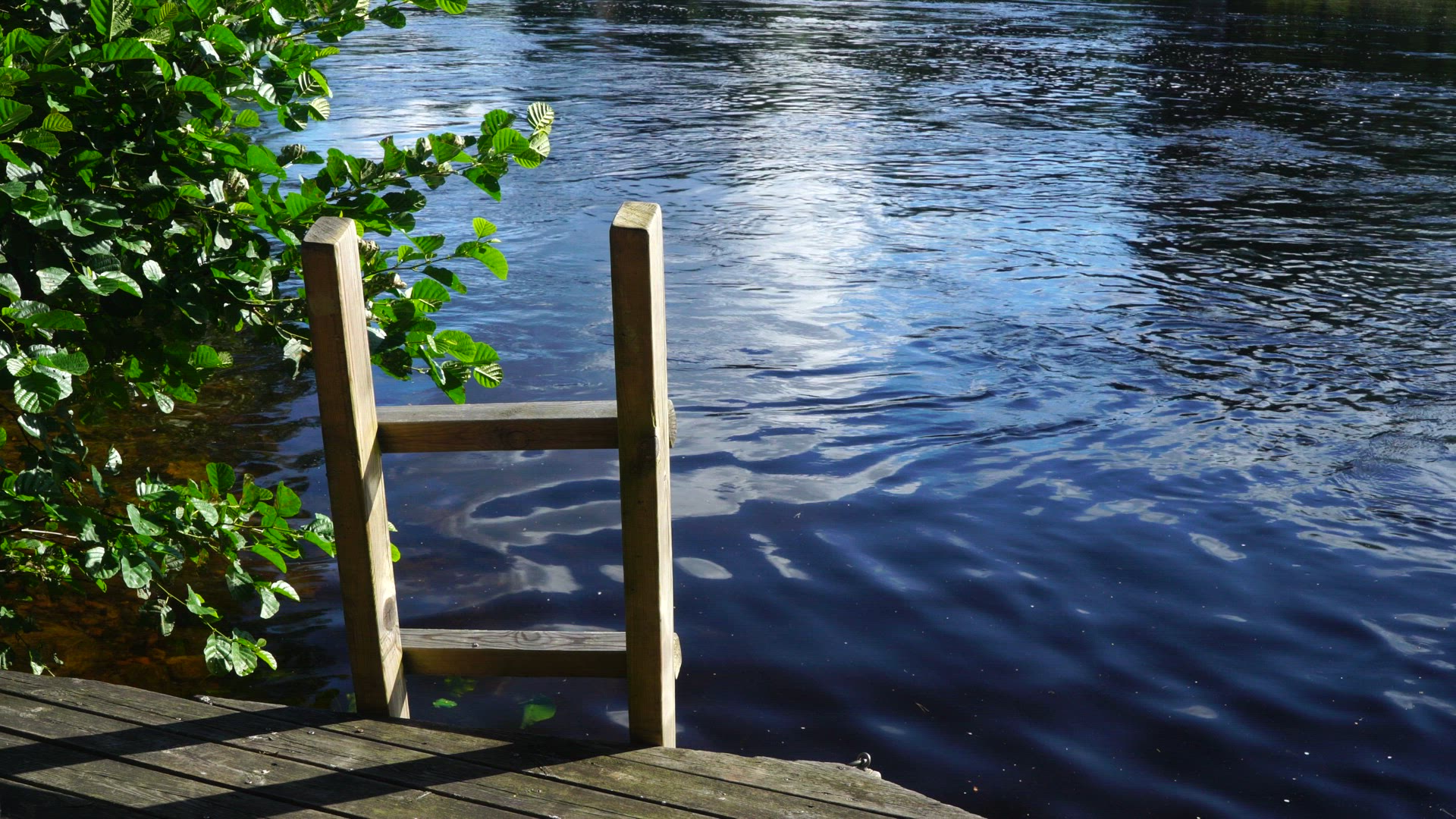 jetty with ladder - water.mp4