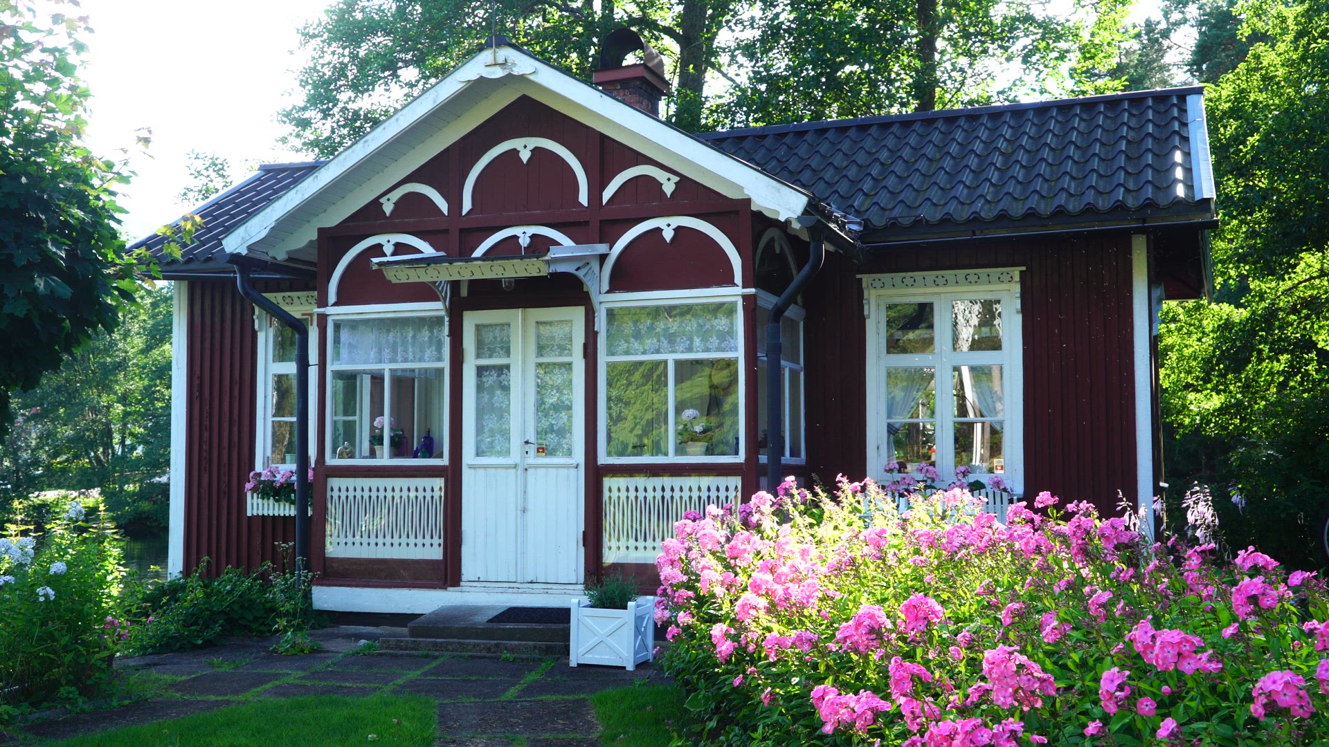 small red house - pink flowers - 2.MP4