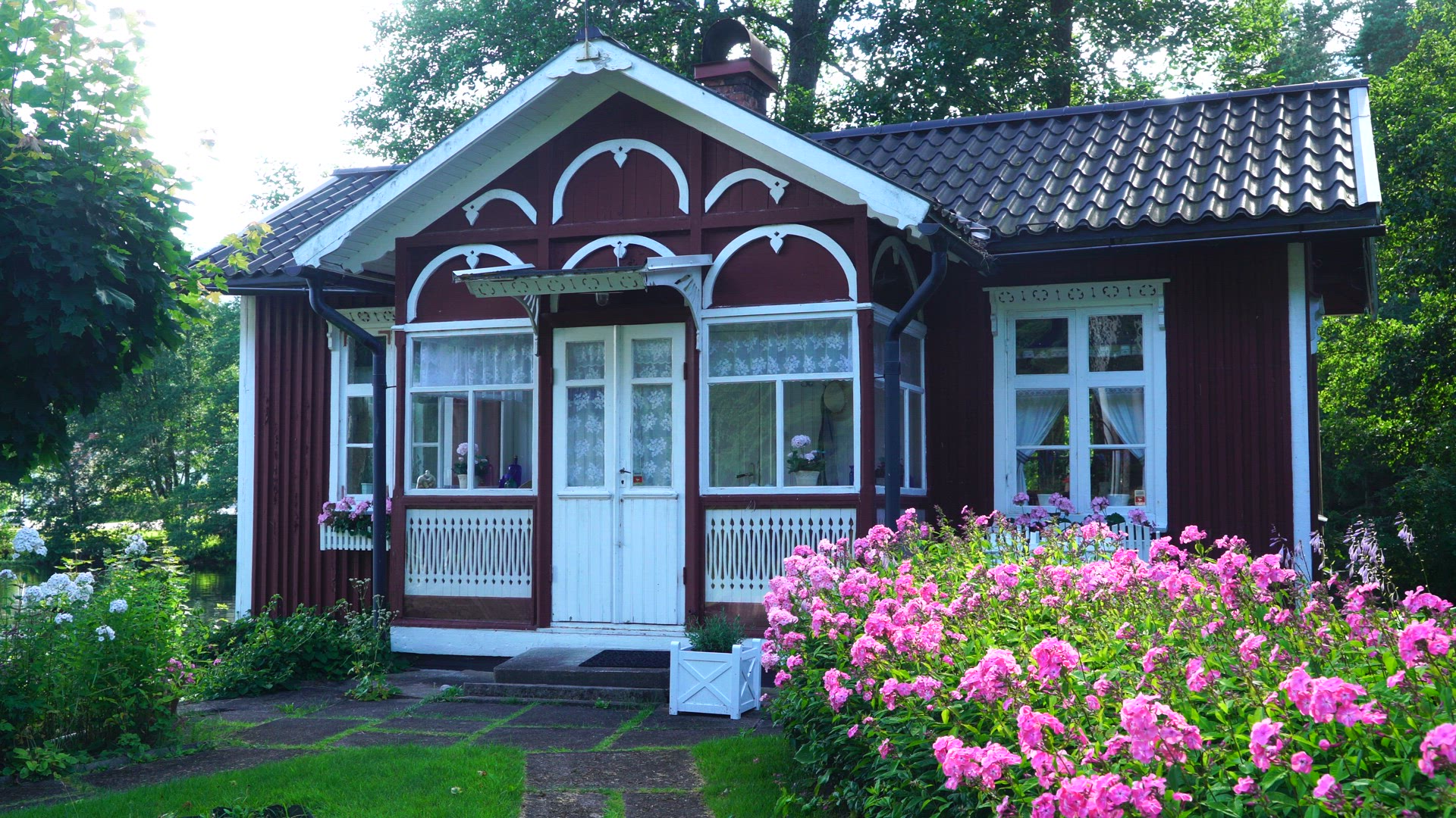 small red house - pink flowers - 1.MP4
