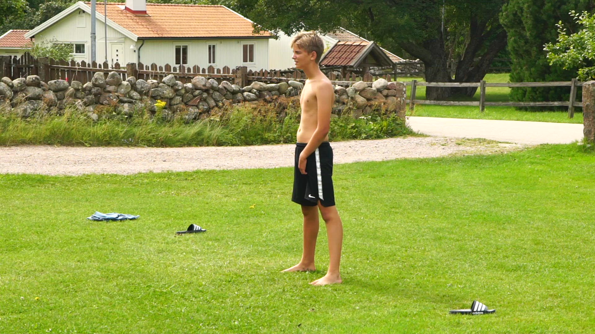 goalkeeper - garden lawn - slomo.mp4
