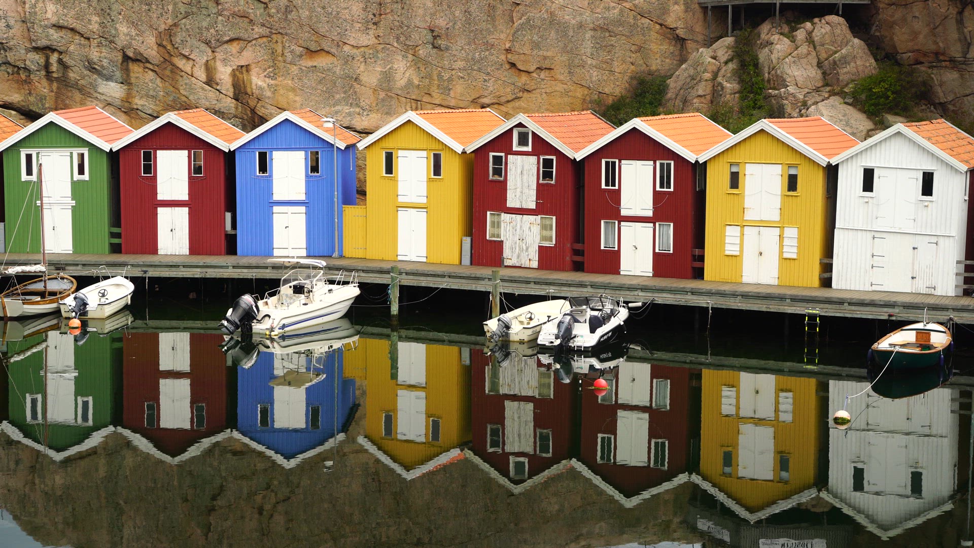 smögen - fishing huts - reflections.MP4