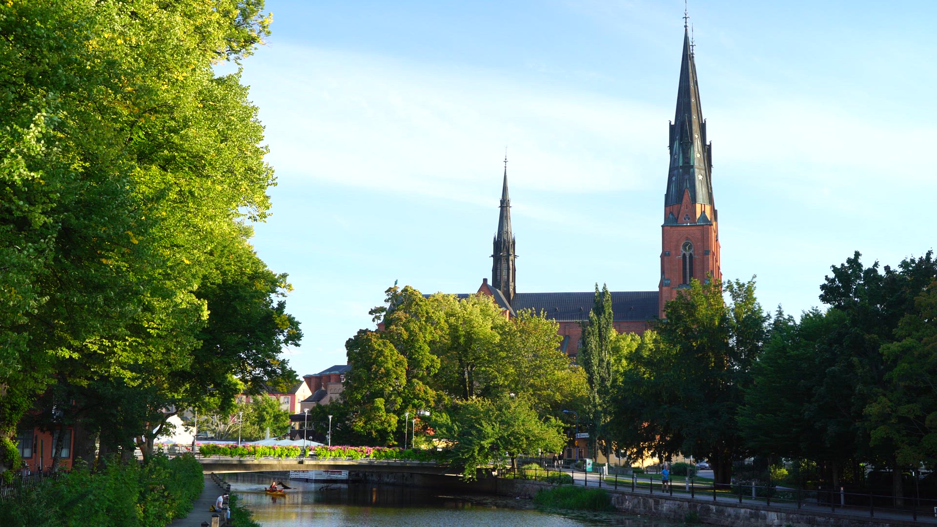 Uppsala Cathedral - Fyrisån - two canoes.mp4