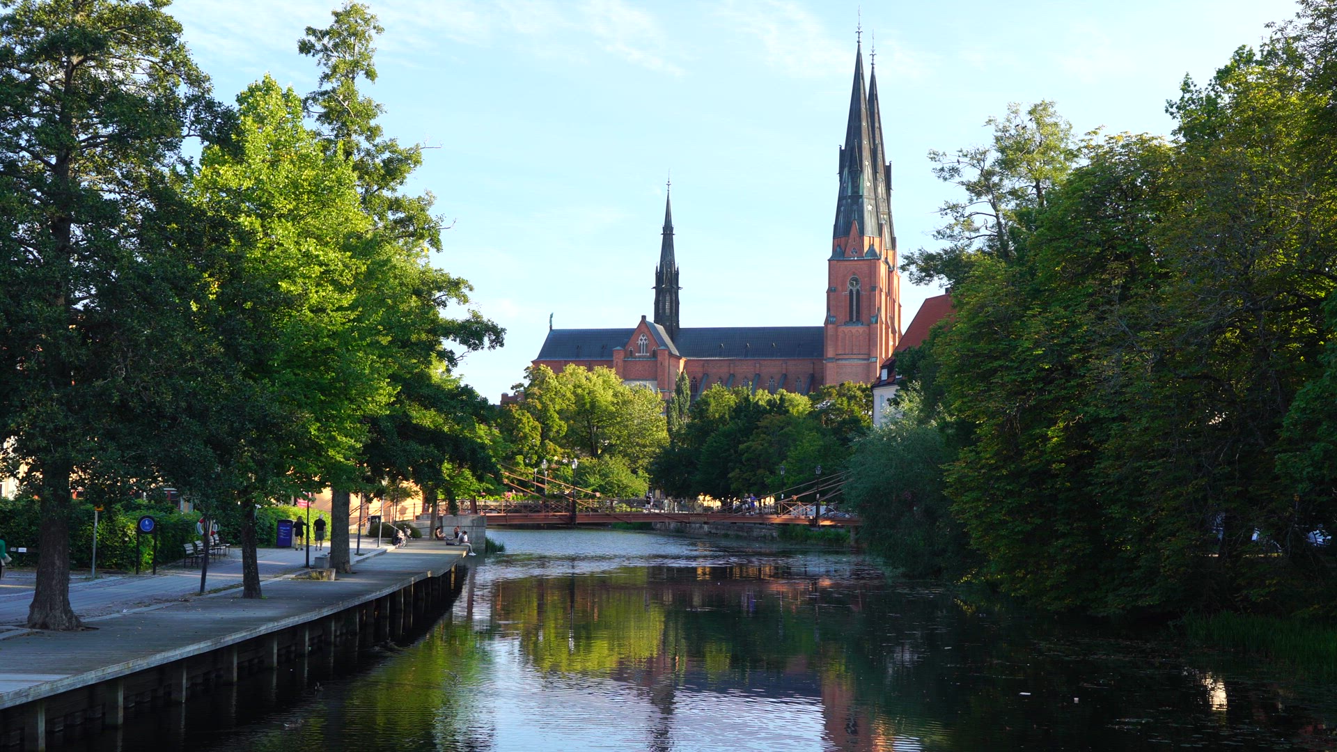 Uppsala Cthedral - Fyrisån - bicyclists.MP4