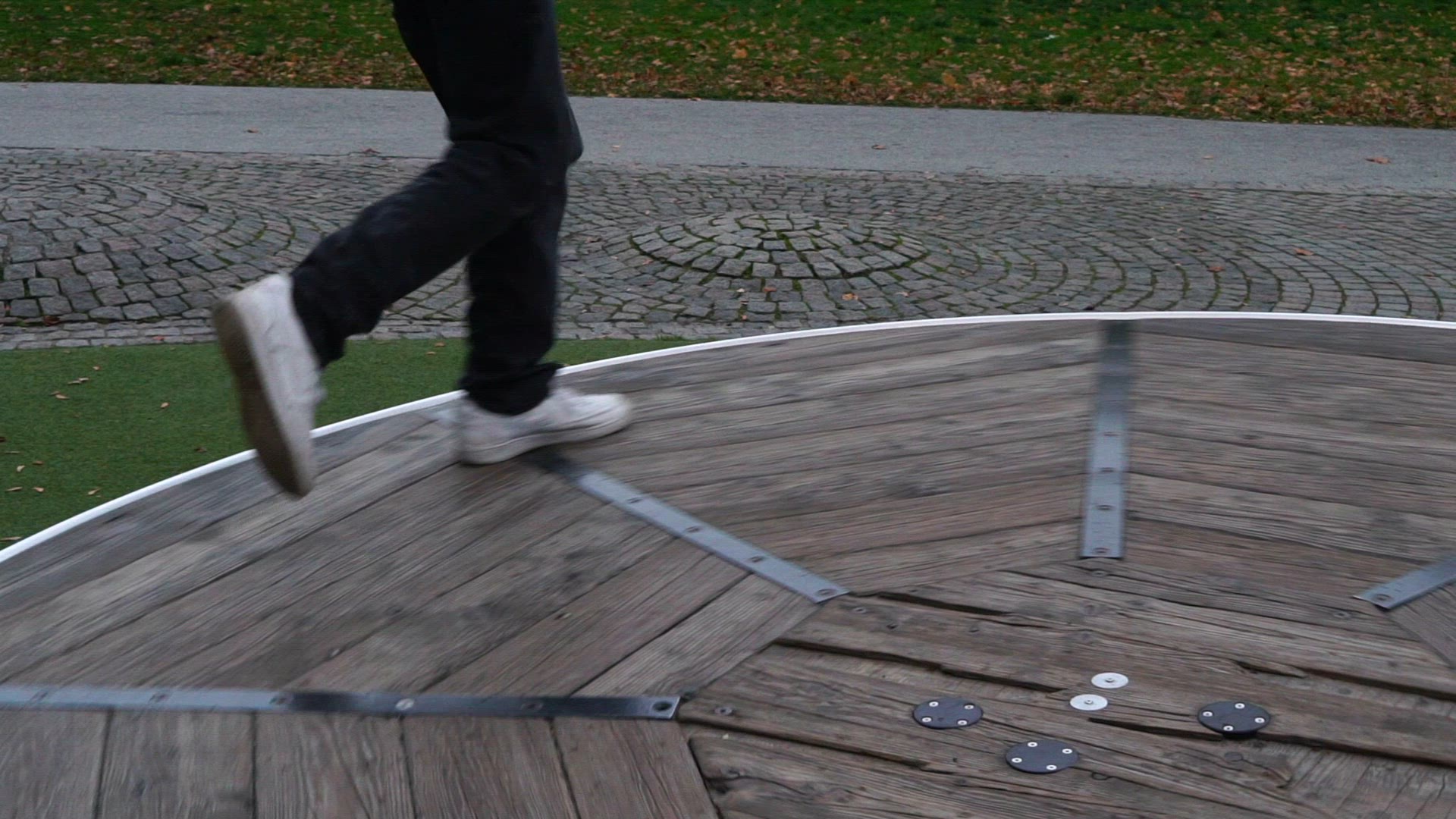 endless run on spinning wheel.mp4