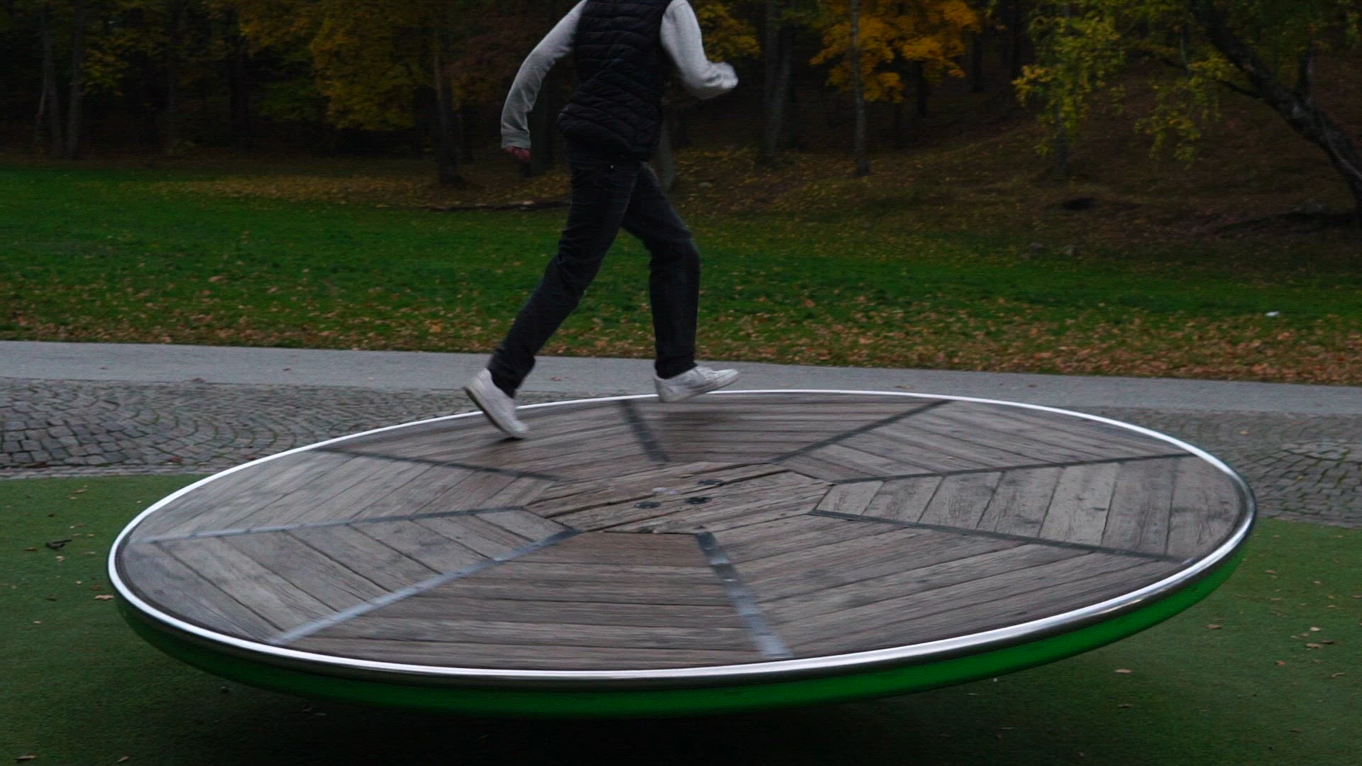 endless run in slowmotion - spinning wheel.mp4