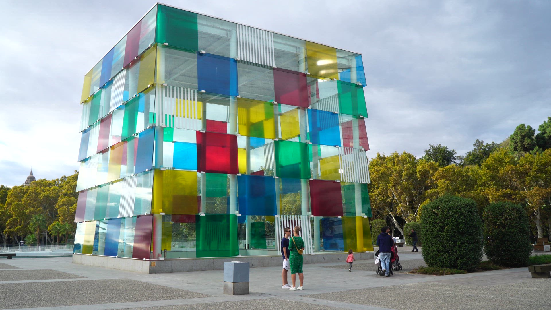 tourists at Centre Pompidou - Malaga - Cubo.mp4
