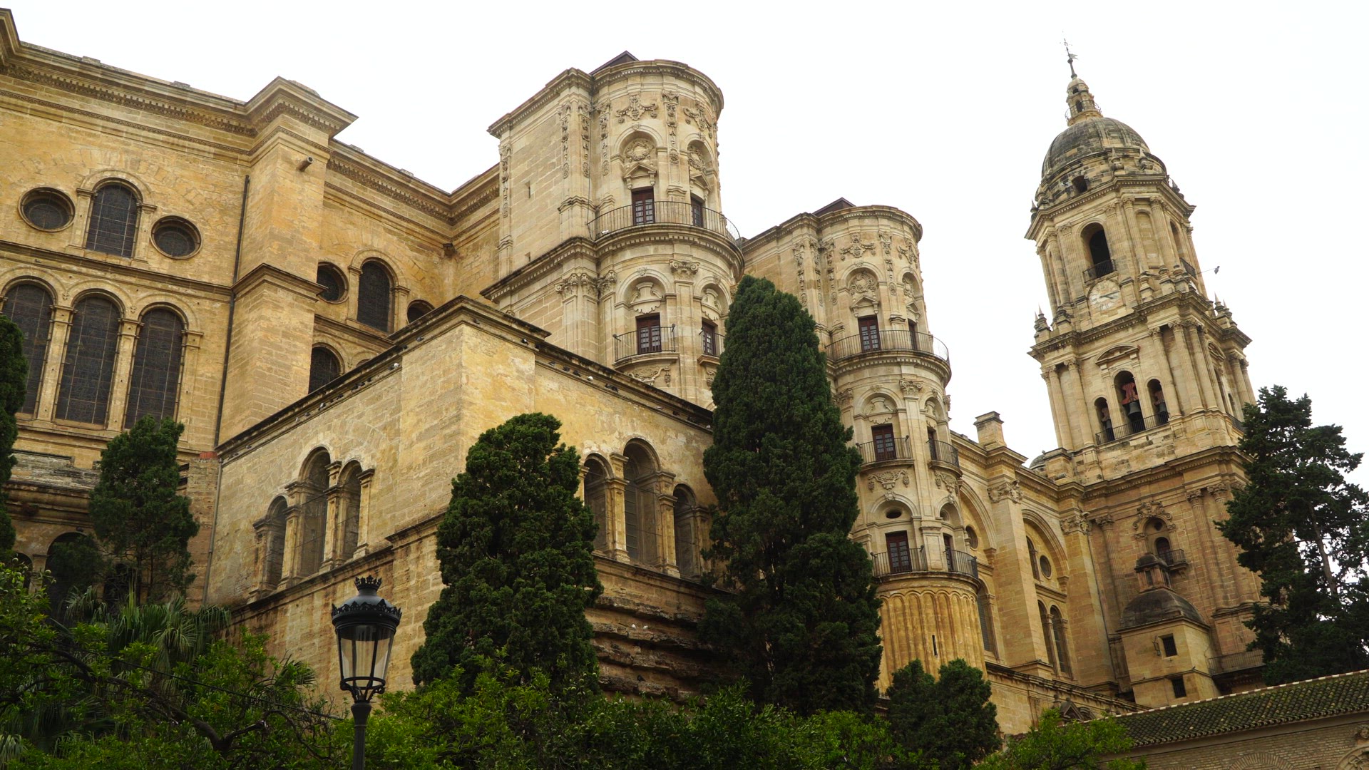 Cathedral de Malaga - exterior - birds.mp4