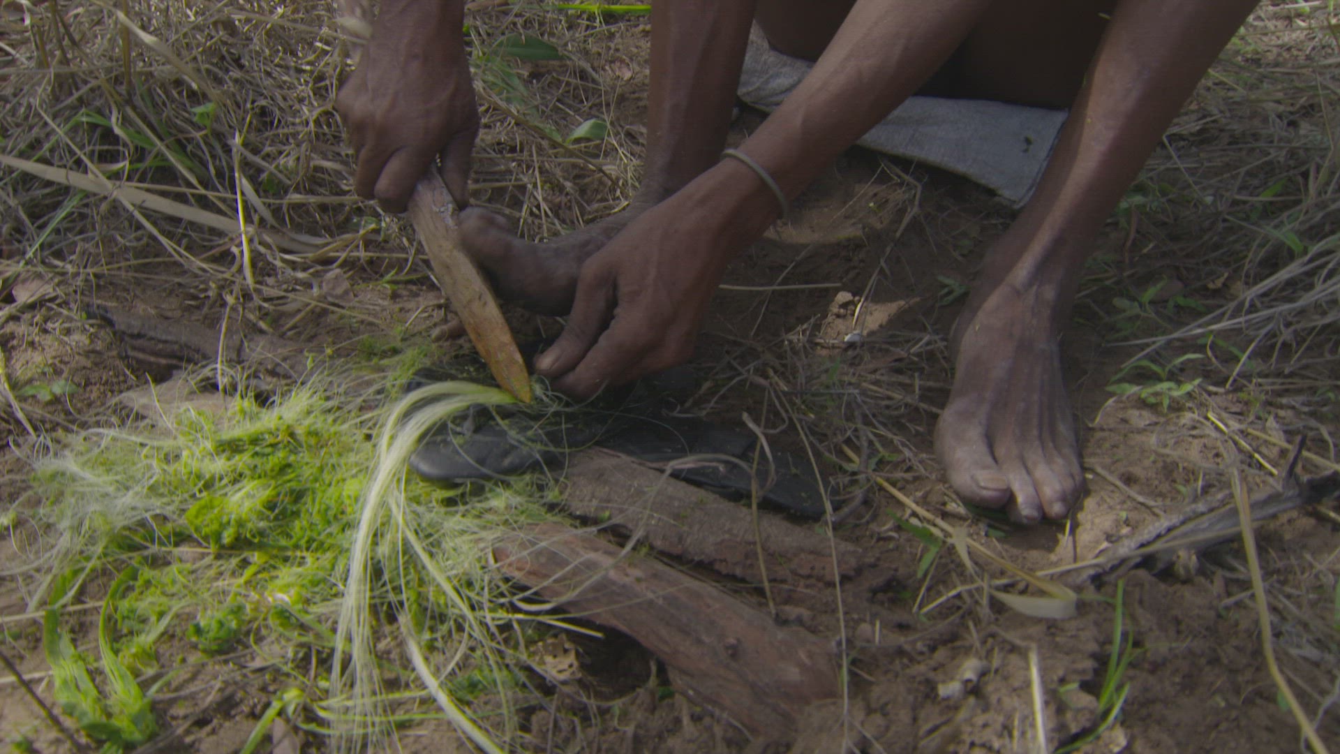 hand making rope