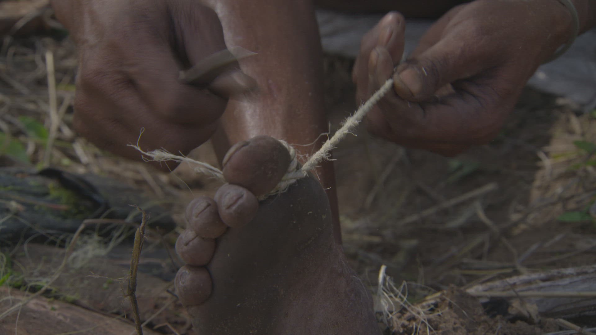 hand making rope